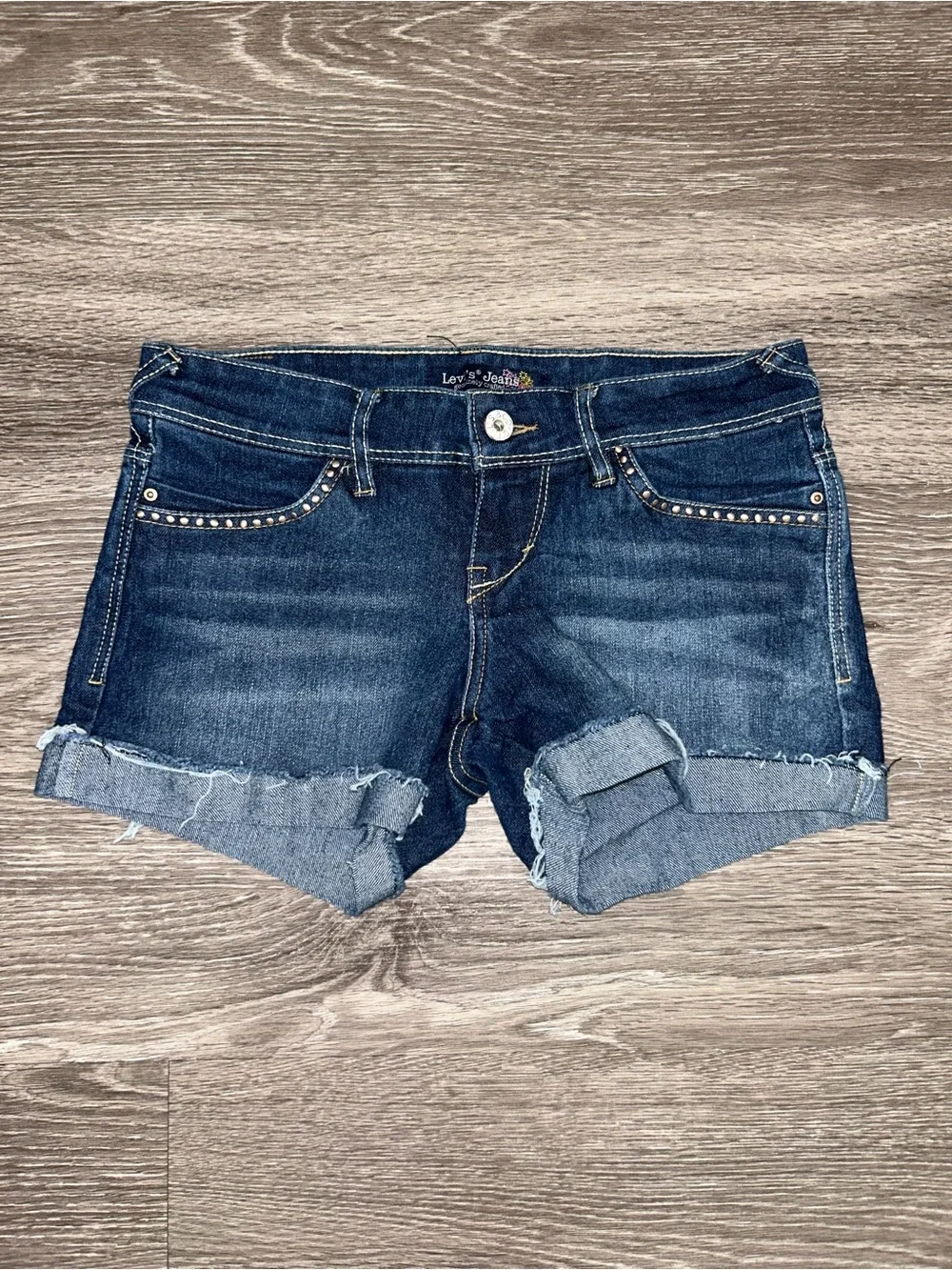 Low rise Levi’s jean shorts